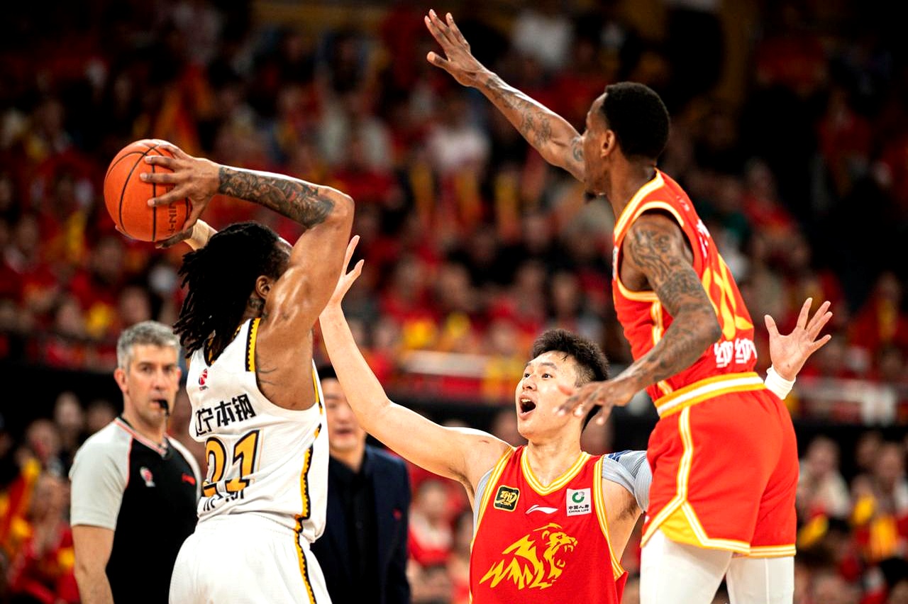 广厦男篮发布备战花絮，加时末段绝杀压哨，足总杯任务艰巨，轮换策略成焦点(广东宏远战广厦胜负发生逆袭)