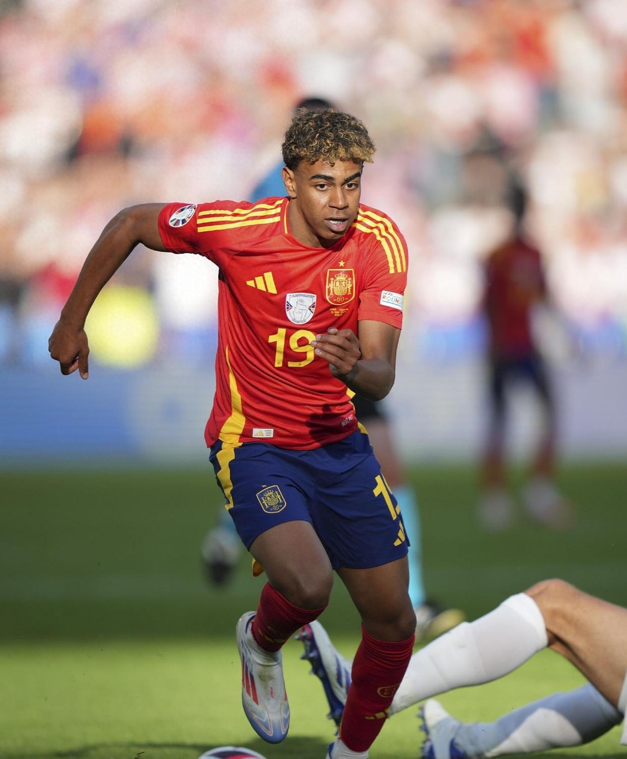 赛地聚焦：欧联关键时刻热度飙升，法兰克福再遭质疑，球迷炸锅，赛季目标并未改变的简单介绍